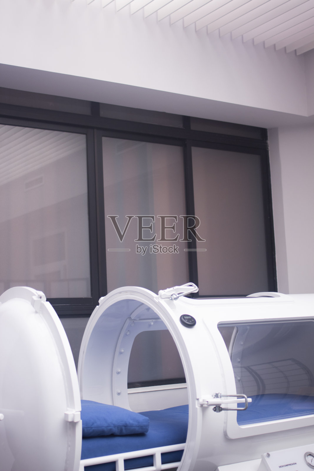 HBOT型高压氧治疗箱是在医院门诊部治疗病人的疾病和医疗条件照片摄影图片