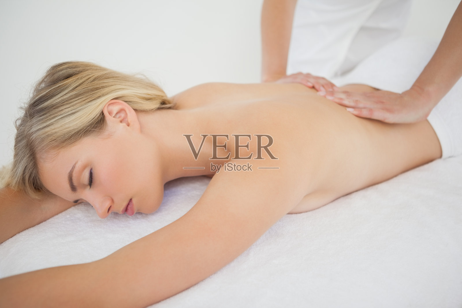 美丽的金发正在享受按摩照片摄影图片