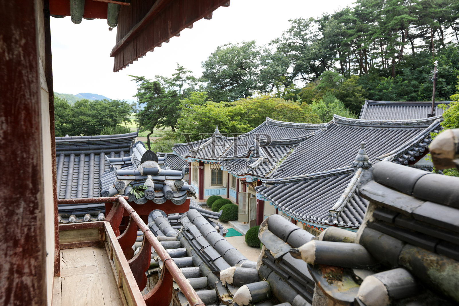 美丽的韩国传统房屋和屋顶(Dosanseowon，安东，庆尚北道)照片摄影图片