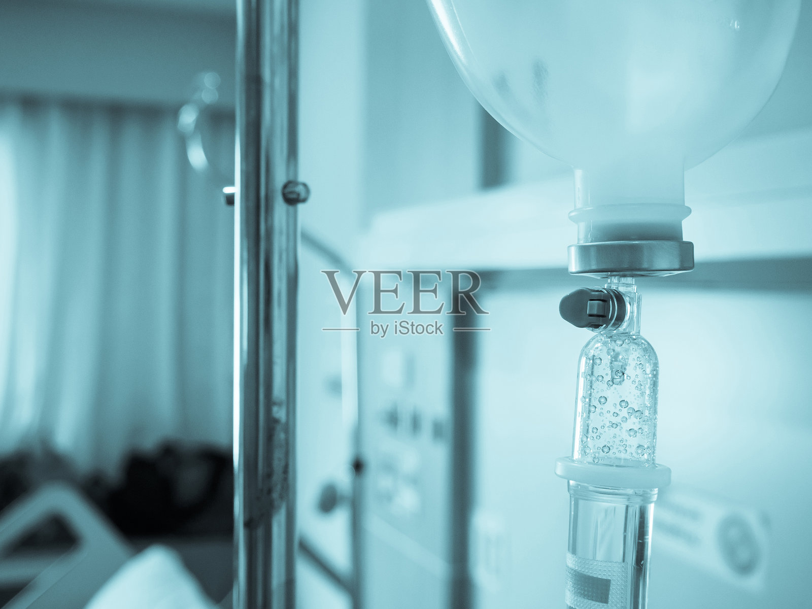 医院背景下的医疗滴管照片摄影图片