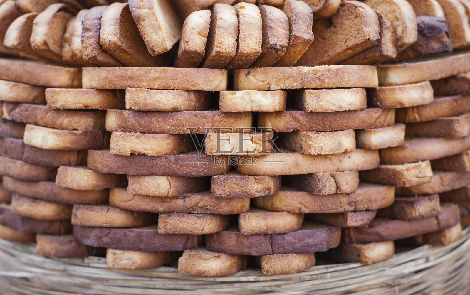 当地街头市场上的印度面包。照片摄影图片