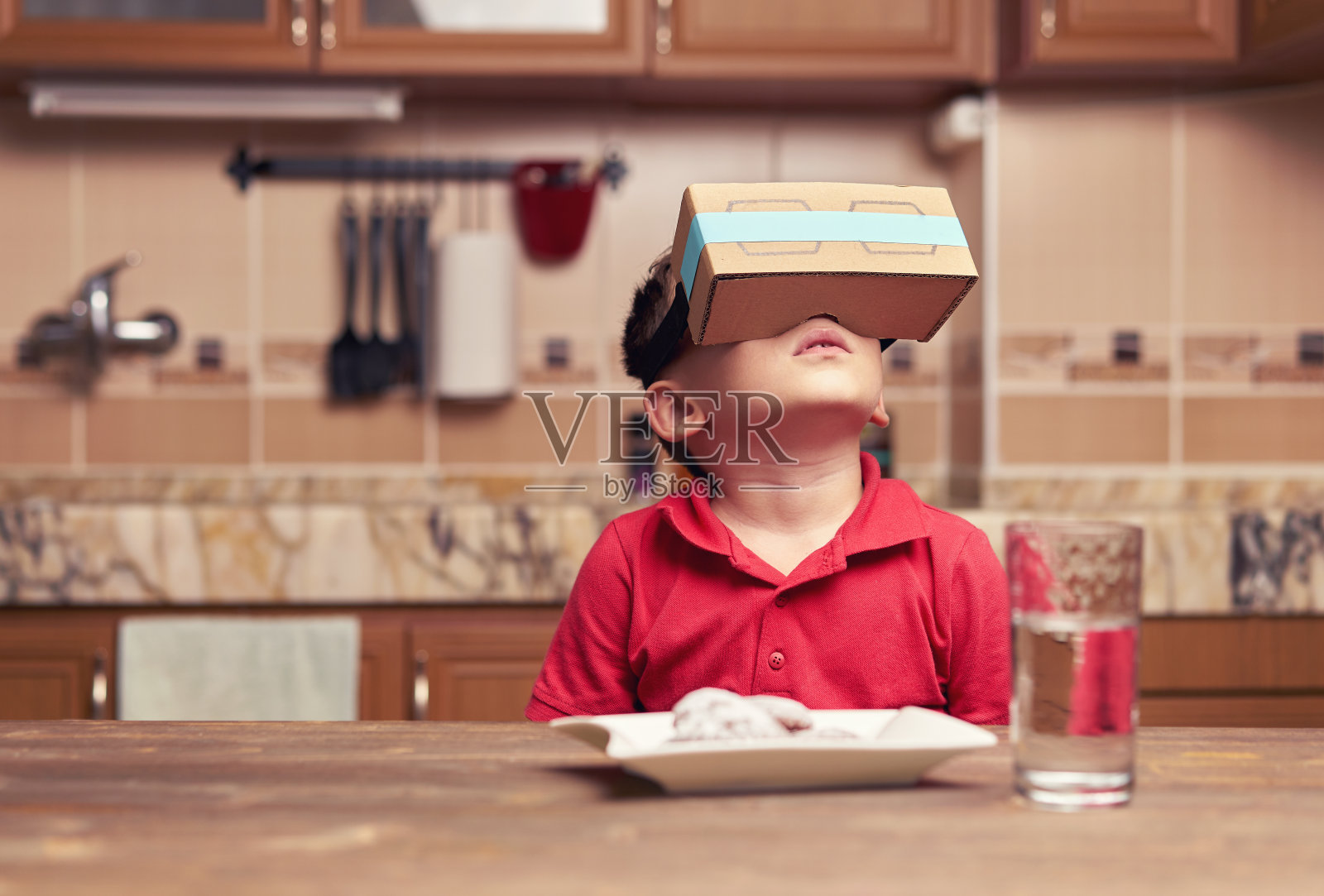 孩子正在发现虚拟现实眼镜照片摄影图片