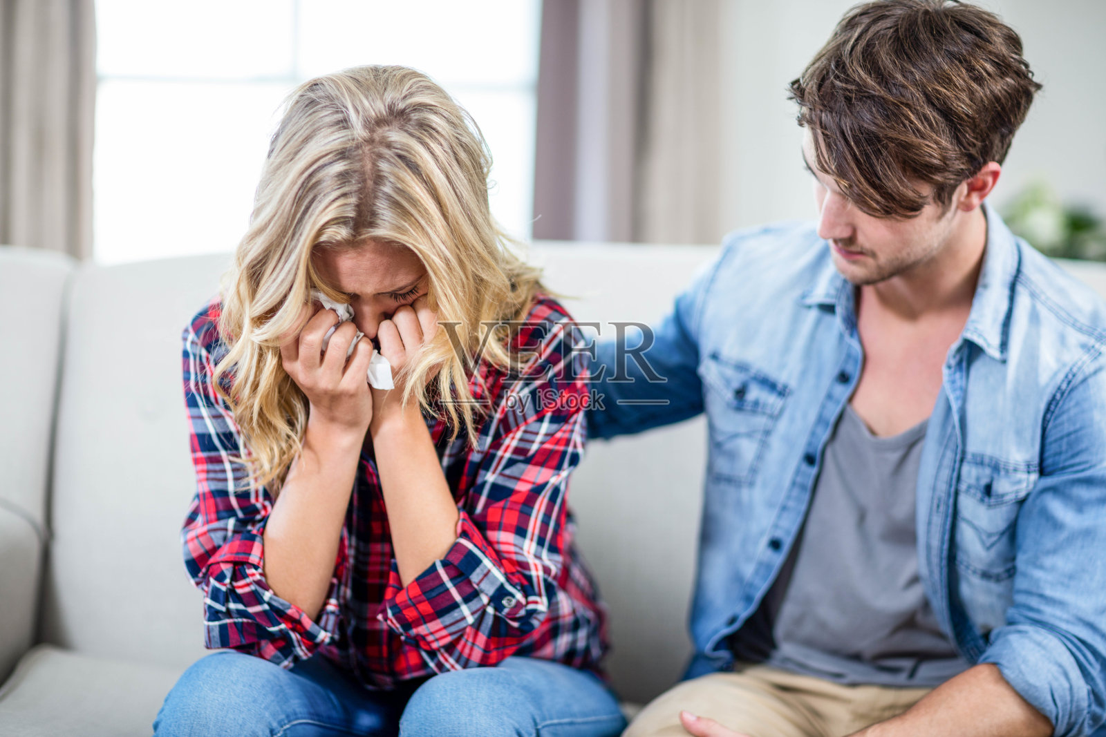 男友安慰伤心女友照片摄影图片