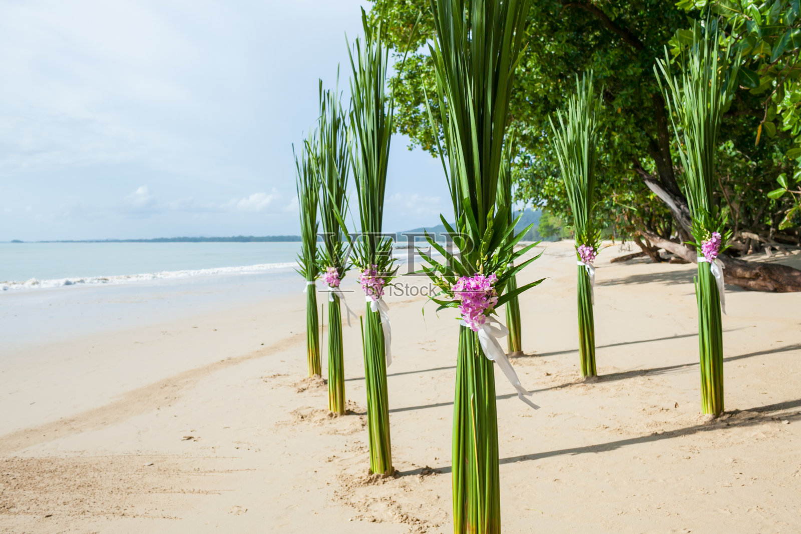 海滩上婚礼上的花卉布置。照片摄影图片