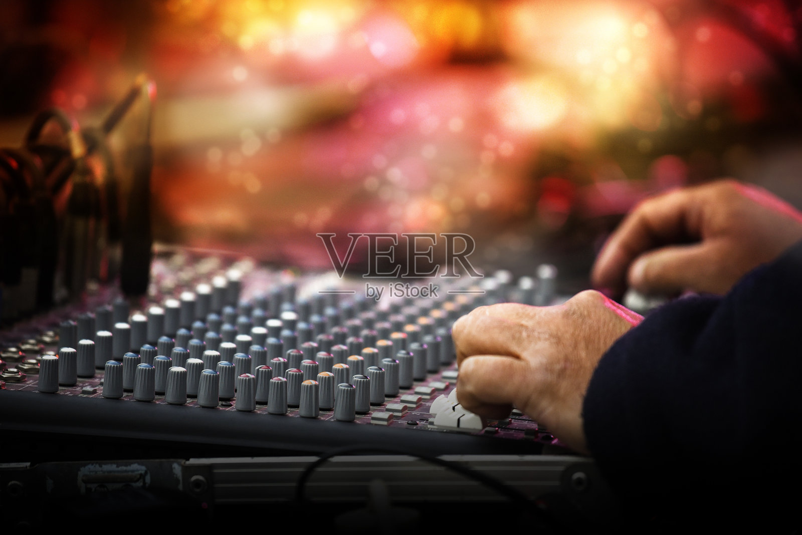 在音乐节音乐会的舞台前工作的声音控制面板或混音控制台照片摄影图片