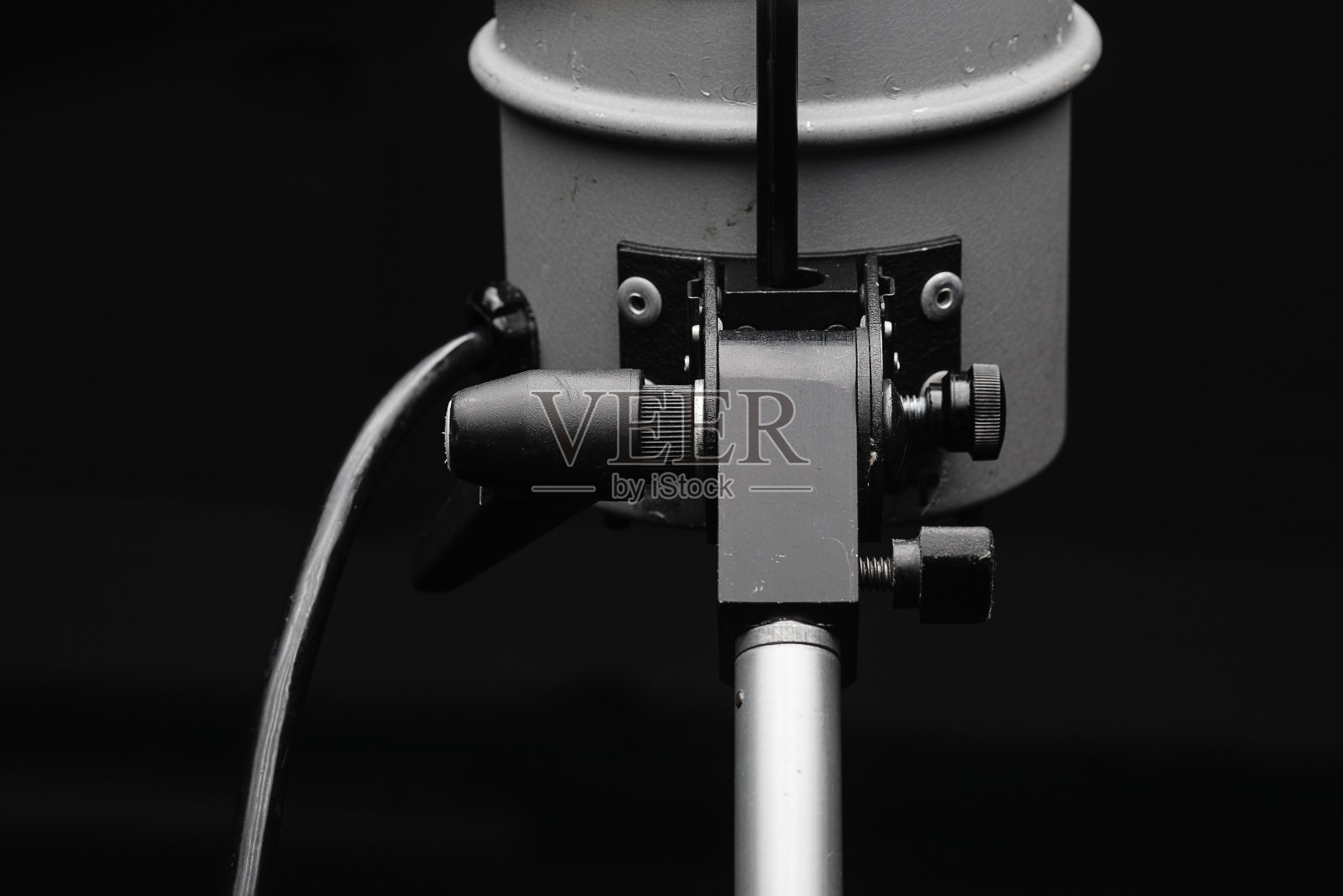 摄影闪光灯在灯座上的抽象特写照片摄影图片