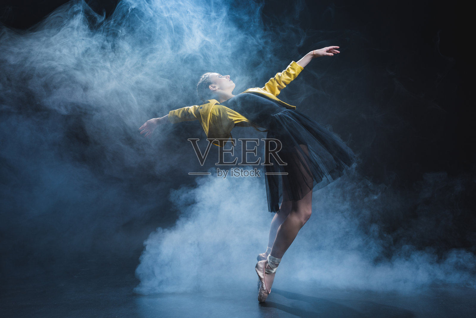 在烟雾中跳舞的女孩照片摄影图片