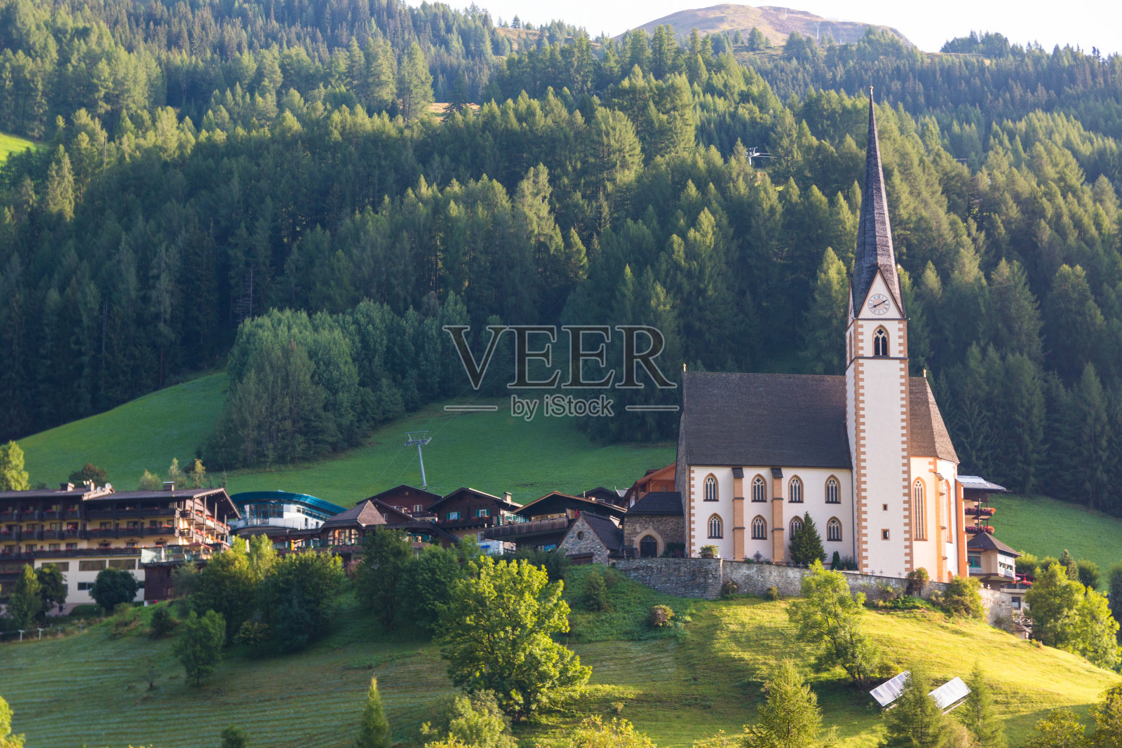 大格洛克纳山下的海立根布鲁特镇，位于霍赫陶恩国家公园照片摄影图片