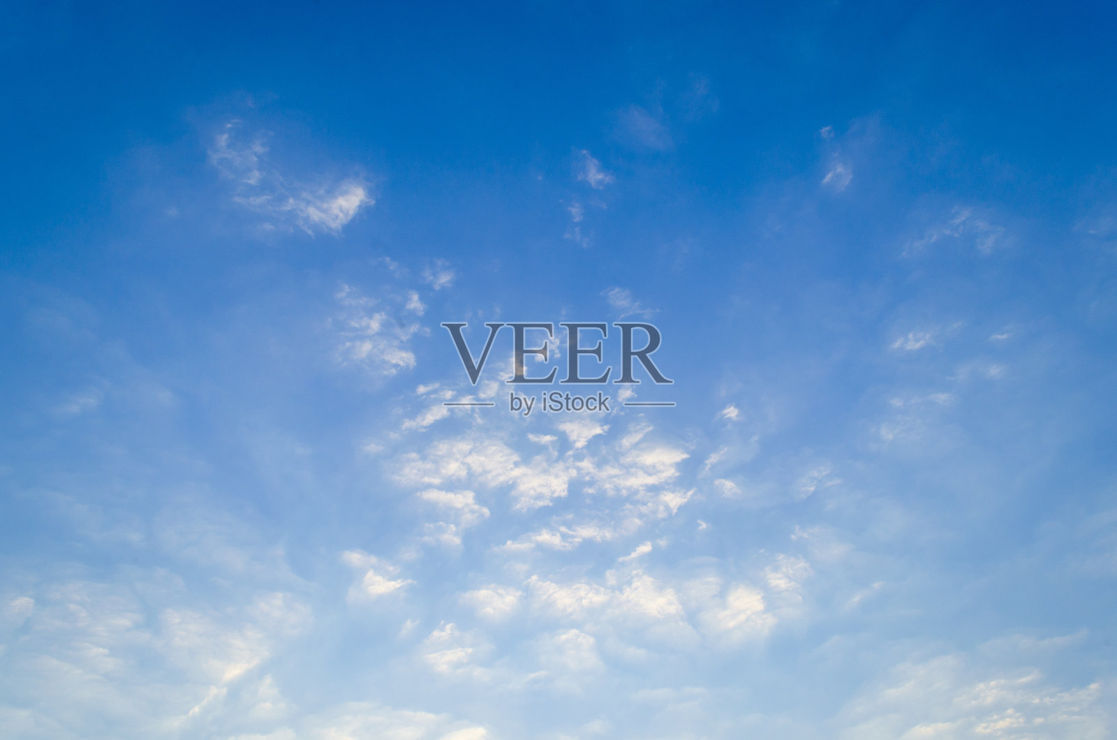 蓝天的云彩在早晨升起。照片摄影图片