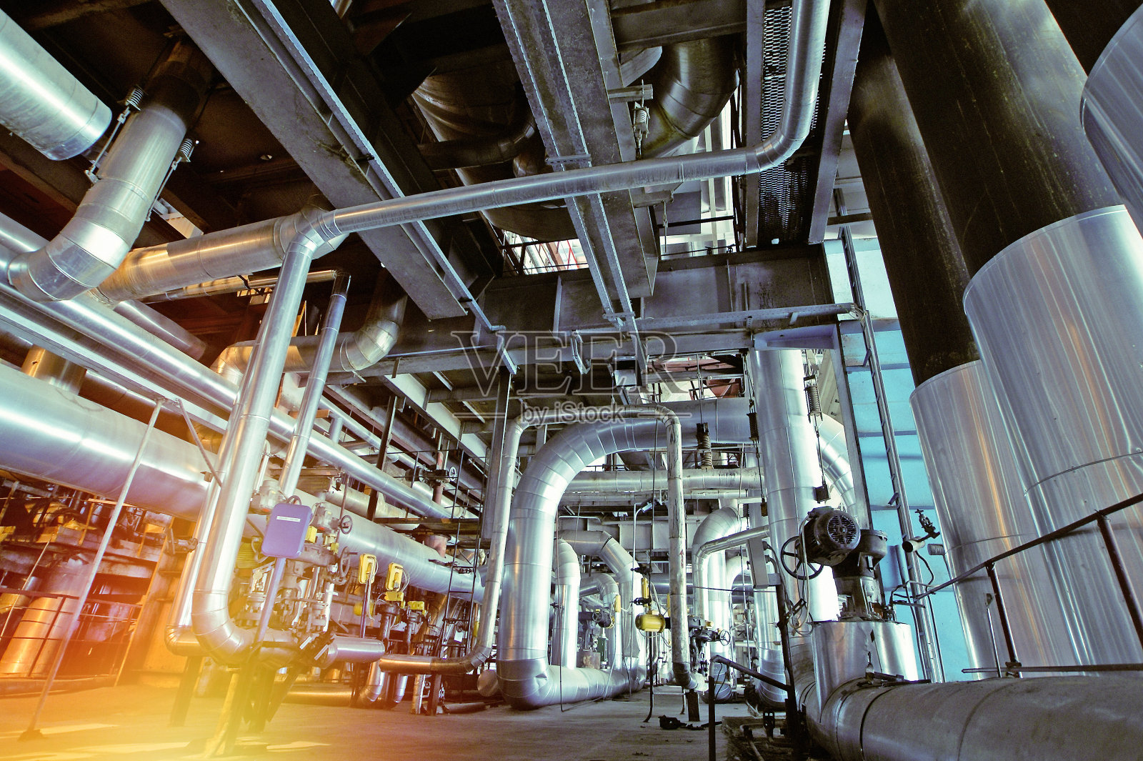 现代工业发电厂内的设备、电缆和管道照片摄影图片