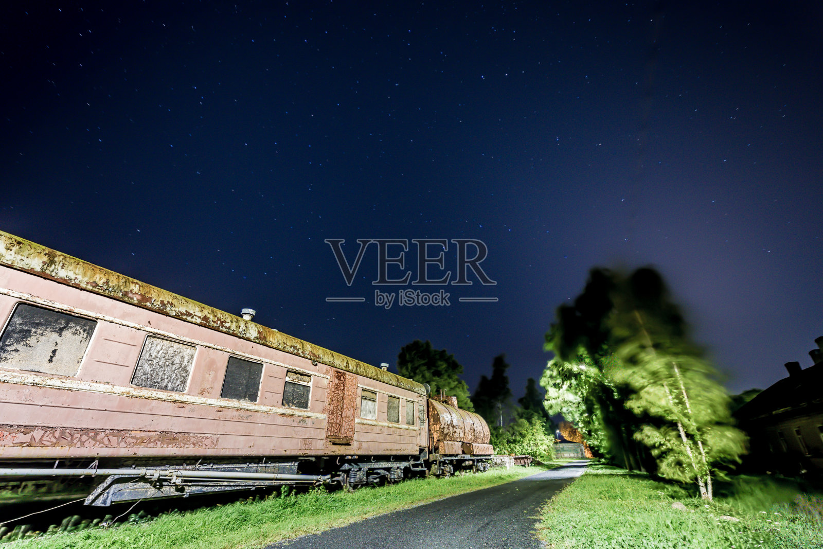 生锈的旧火车车厢，天上有星星照片摄影图片