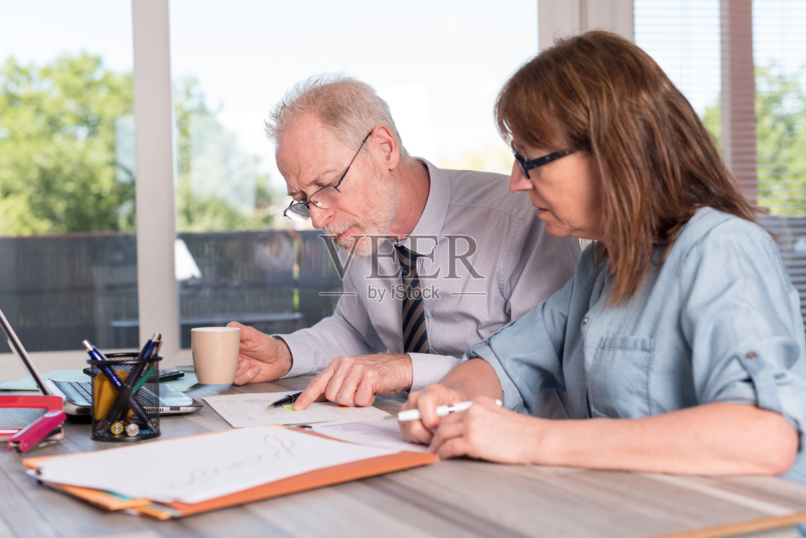 两个成熟的商人一起工作照片摄影图片