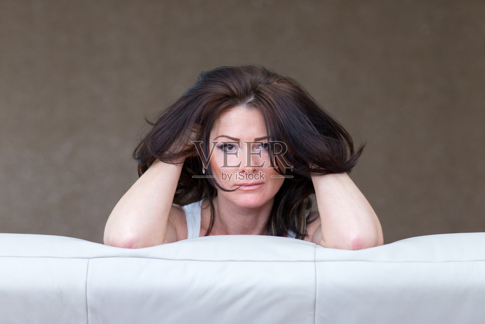 客厅里的女人照片摄影图片