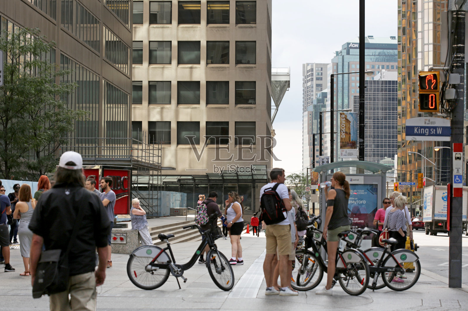 多伦多金融区，海湾街，国王街在夏天照片摄影图片