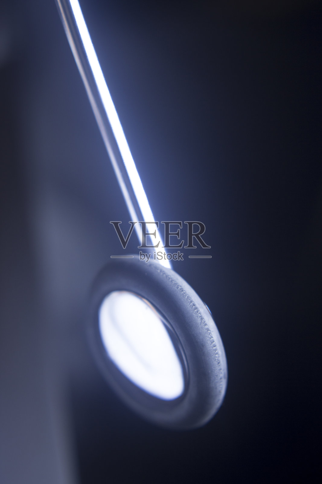 医生用来测试病人膝盖和肘部反射的反射锤工具。照片摄影图片