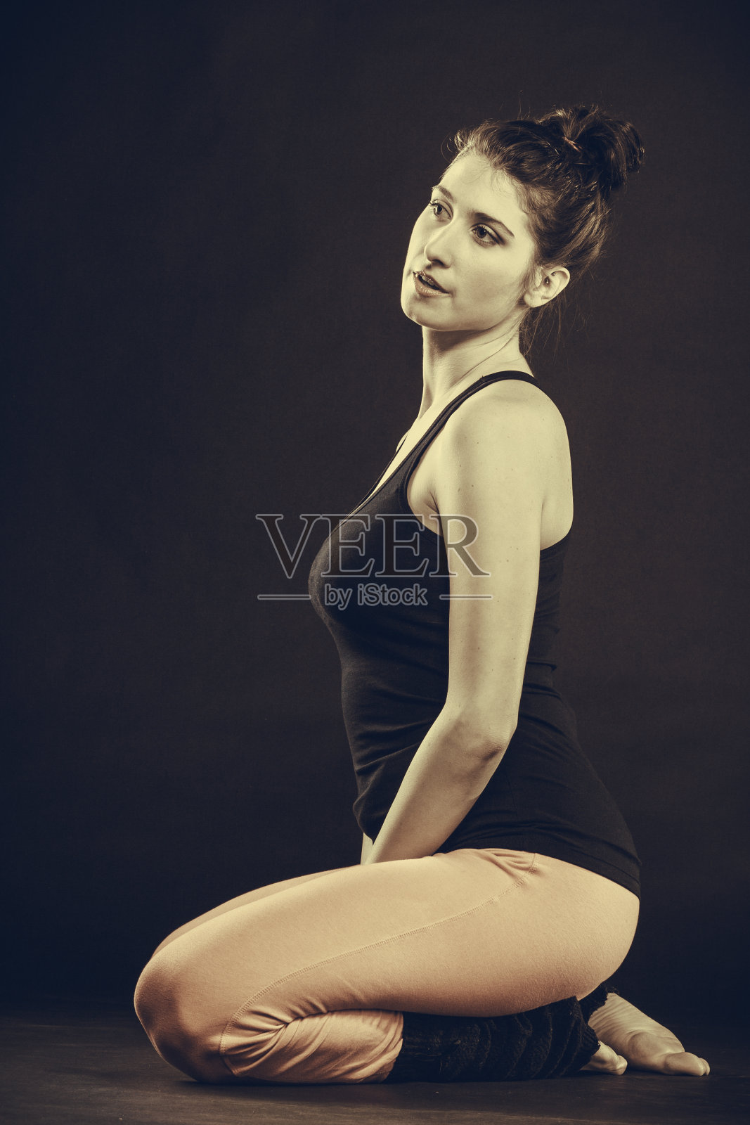 健身女孩伸展热身。照片摄影图片