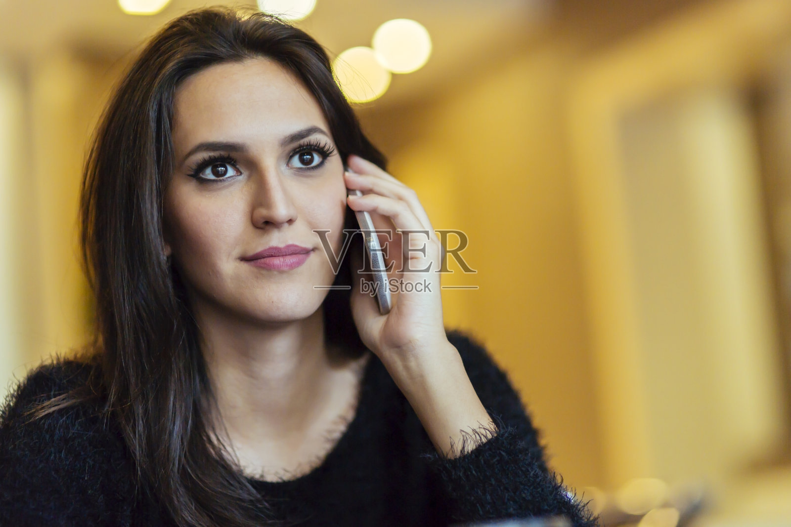 漂亮的黑发女子使用手机照片摄影图片