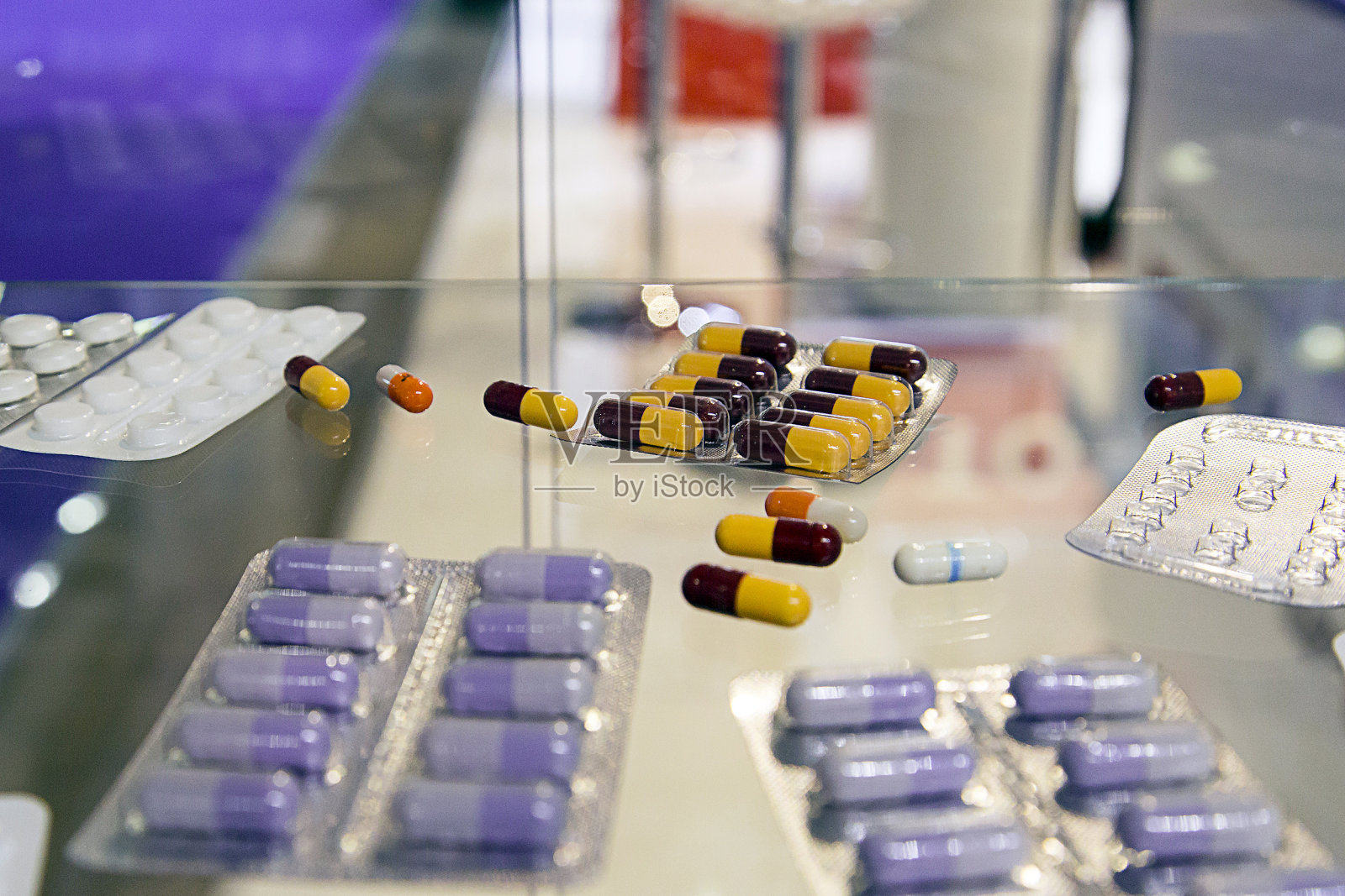 药片维他命装在塑料容器里。照片摄影图片