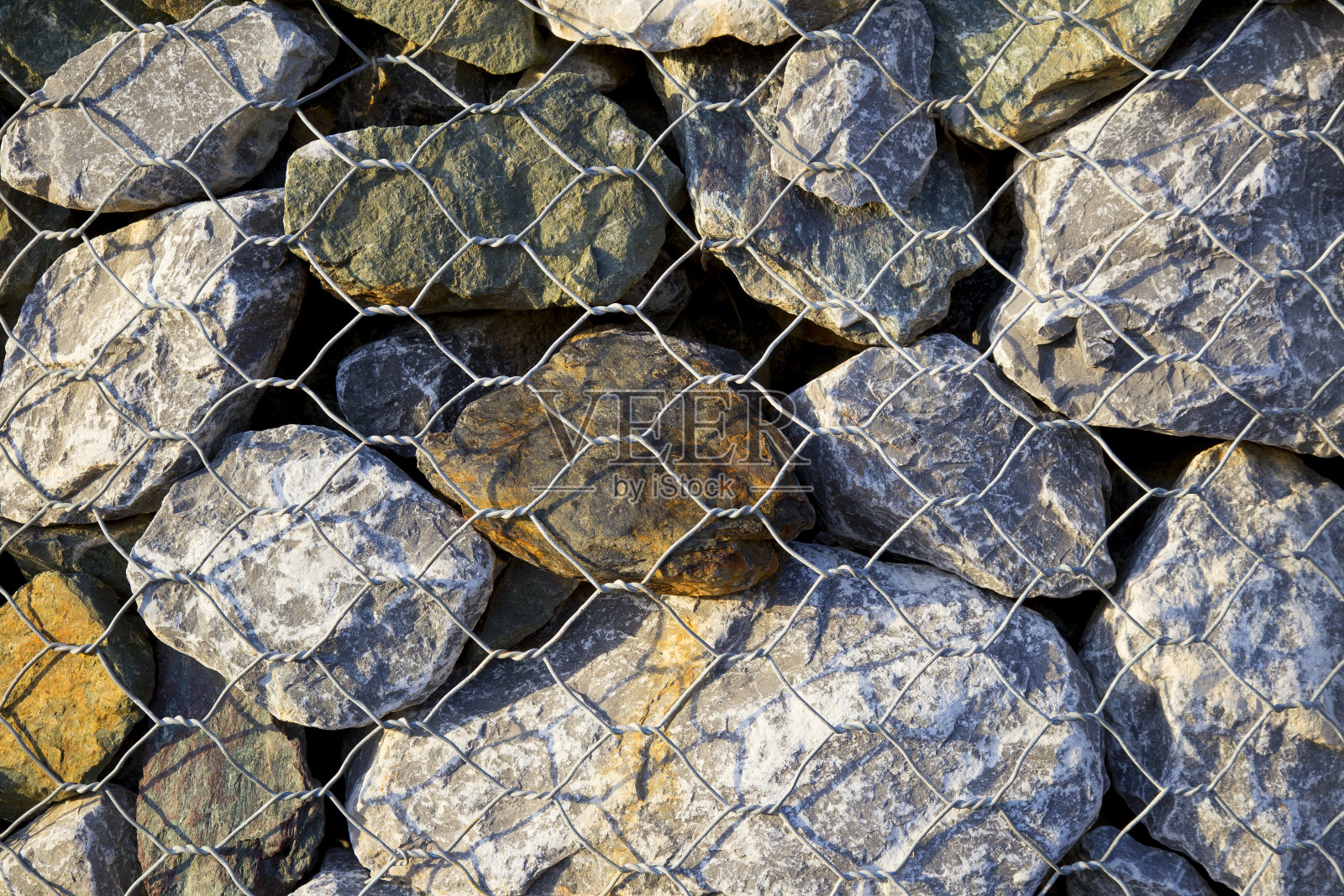 钢丝格宾石围栏。石墙照片摄影图片