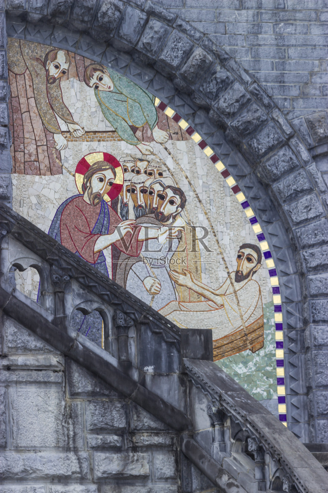 耶稣基督治愈了病人。马赛克。圣母玛利亚大教堂。卢尔德法国照片摄影图片