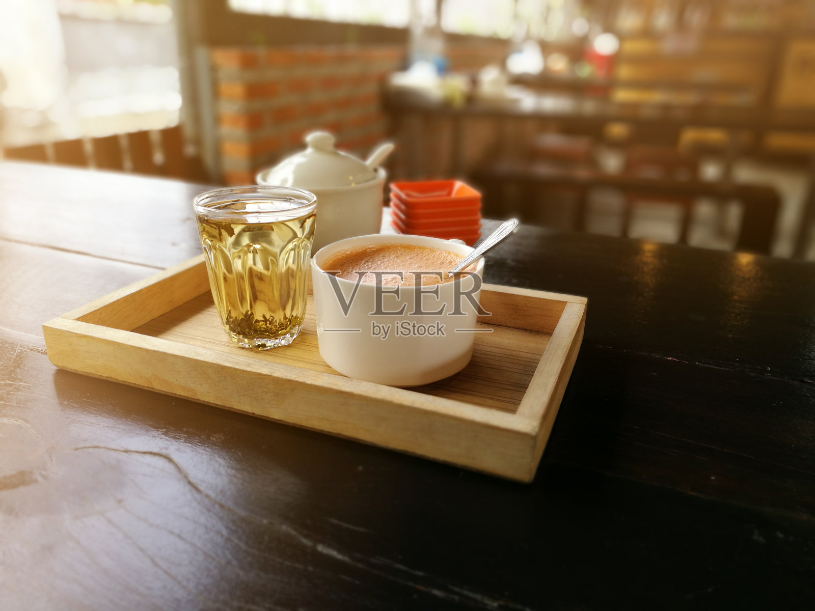 一杯泰国的热牛奶艺术咖啡和茶照片摄影图片