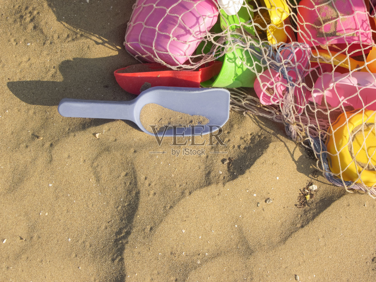 彩色的沙滩玩具在沙滩上照片摄影图片