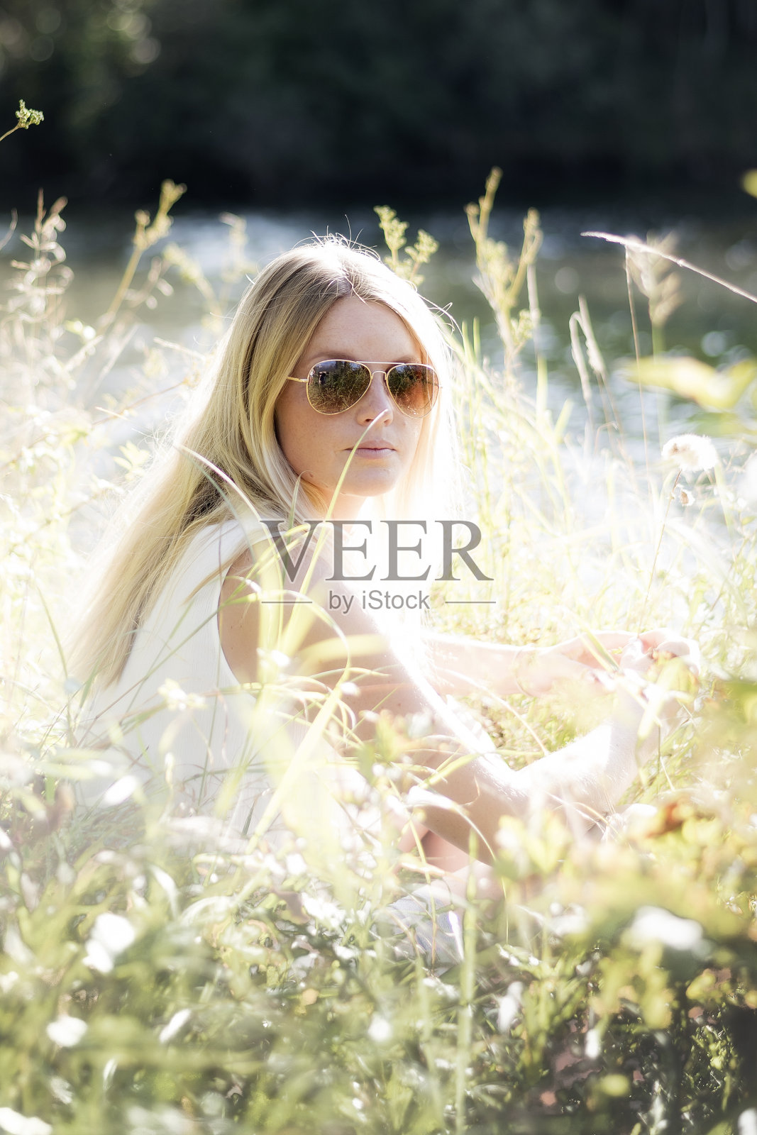 两位女性朋友照片摄影图片