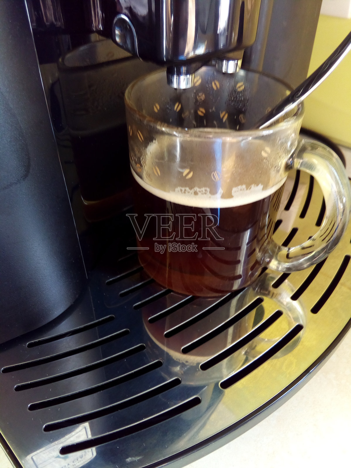 用自动咖啡机煮咖啡照片摄影图片