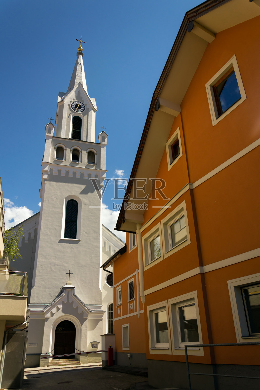 奥地利施拉德明市中心的白色福音教堂照片摄影图片