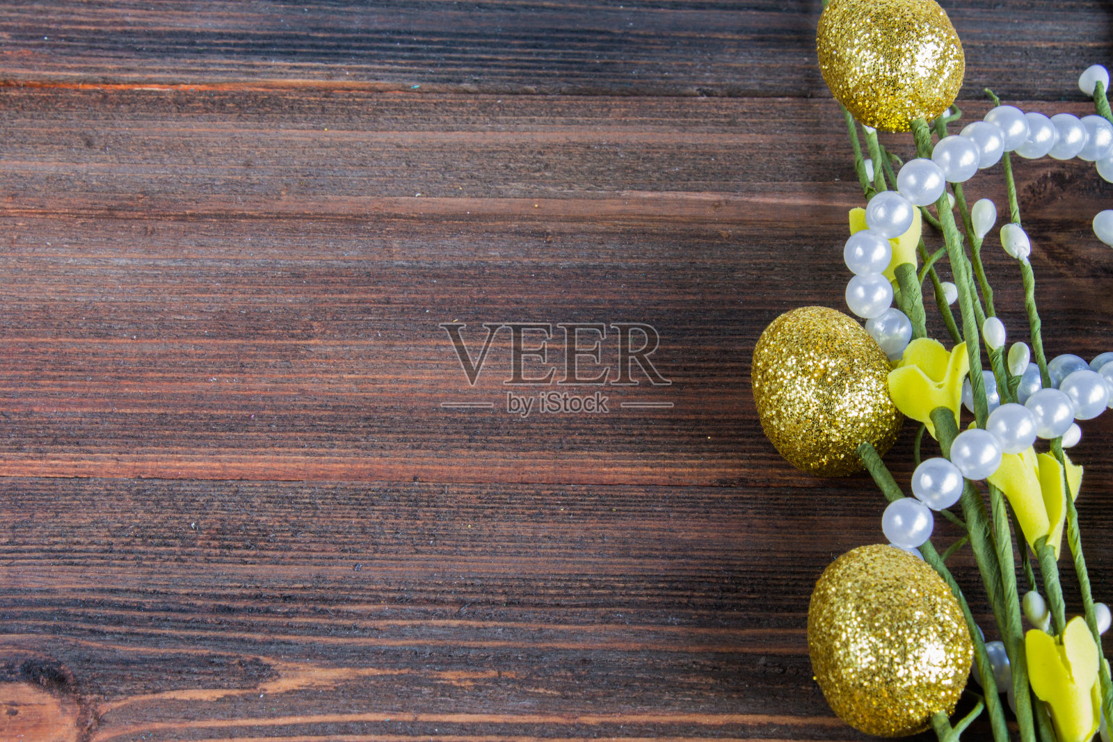 桌子上有柳枝照片摄影图片