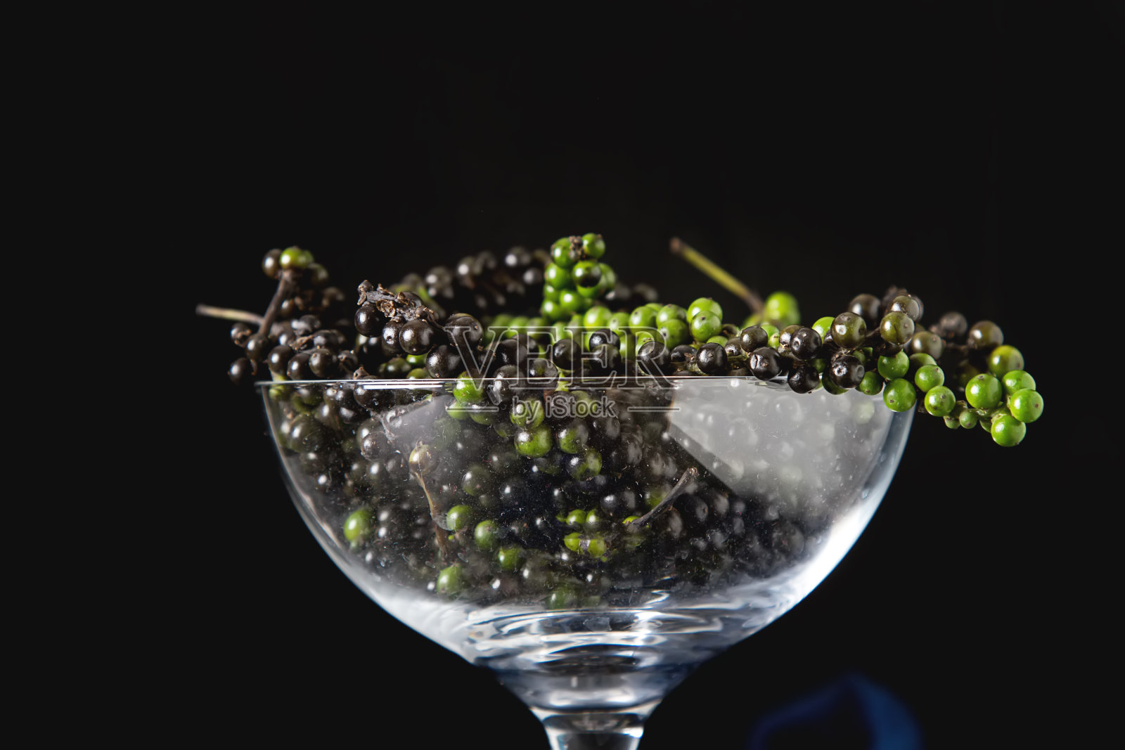 黑胡椒粉。黑暗的背景。空间的文本。照片摄影图片