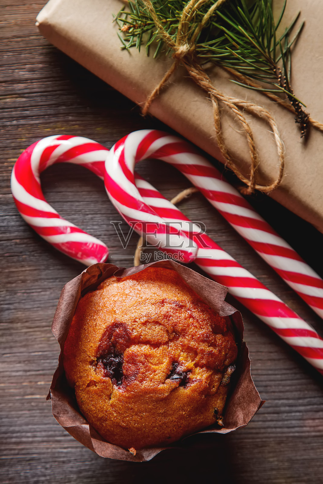 蓝莓松饼和新鲜水果，一杯黑咖啡，焦糖角。美味的甜点。光的早餐。圣诞节。黑暗的背景。照片摄影图片