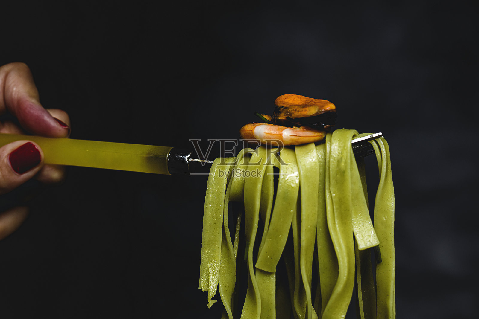 绿色面条配海鲜照片摄影图片