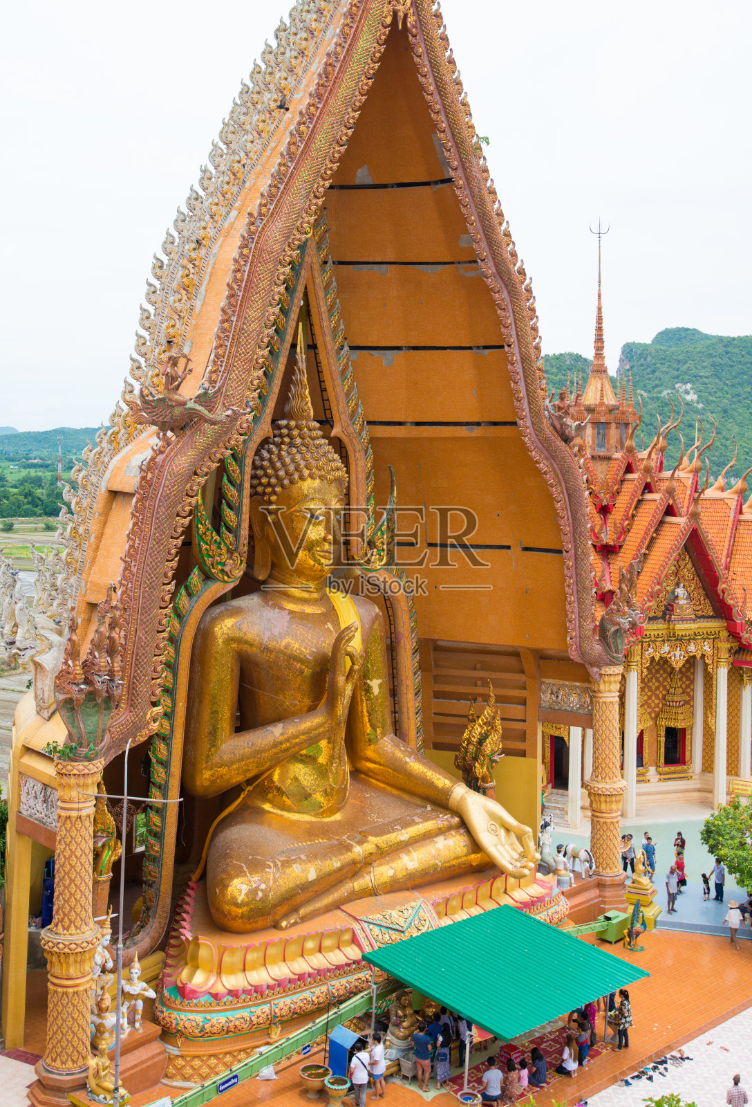 泰国北碧府安富尔塔蒙的瓦修那大而美丽的佛像照片摄影图片