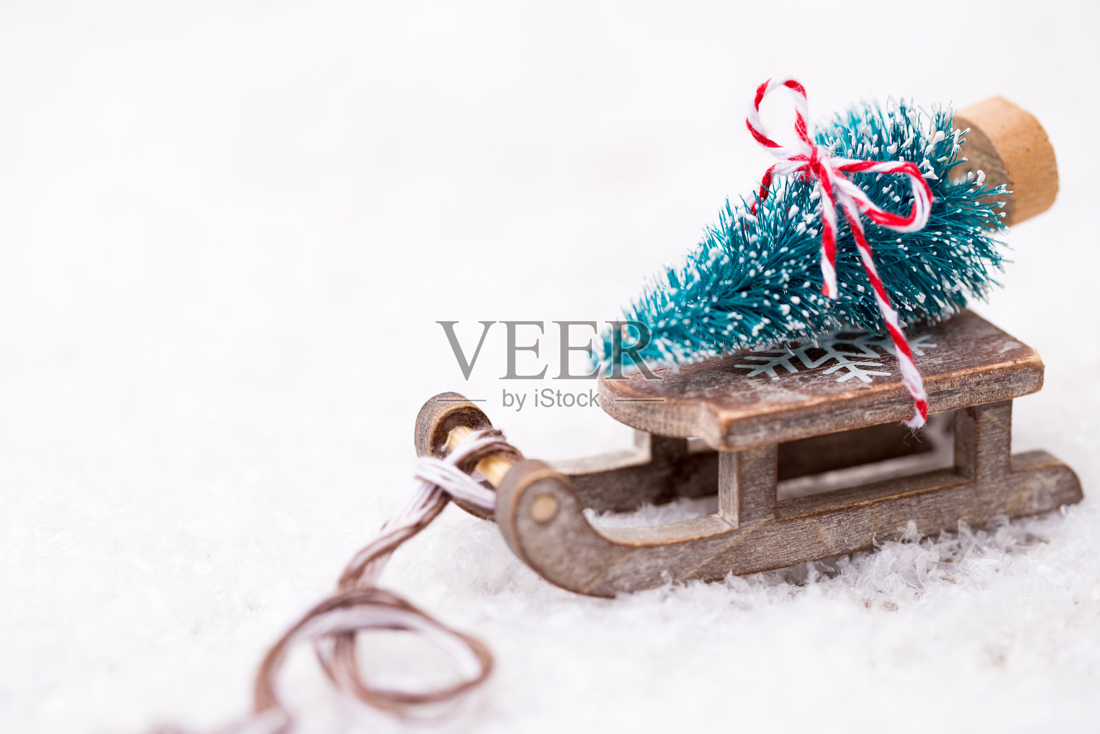 圣诞树在雪橇上。照片摄影图片