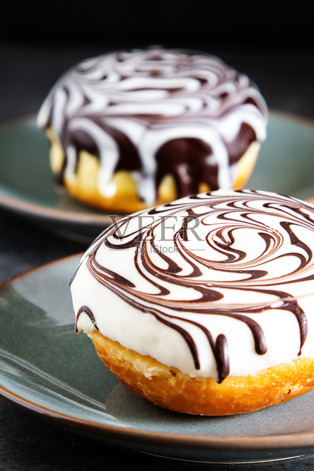 美味的甜甜圈，馅料和釉料。快餐。黑暗的背景。照片摄影图片