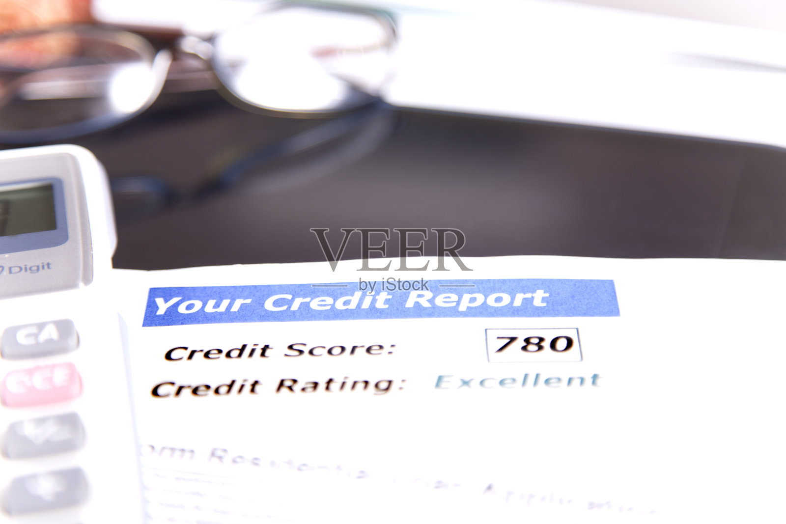 信用报告，分数，贷款文件，数字平板电脑，眼镜和计算器在桌上。照片摄影图片