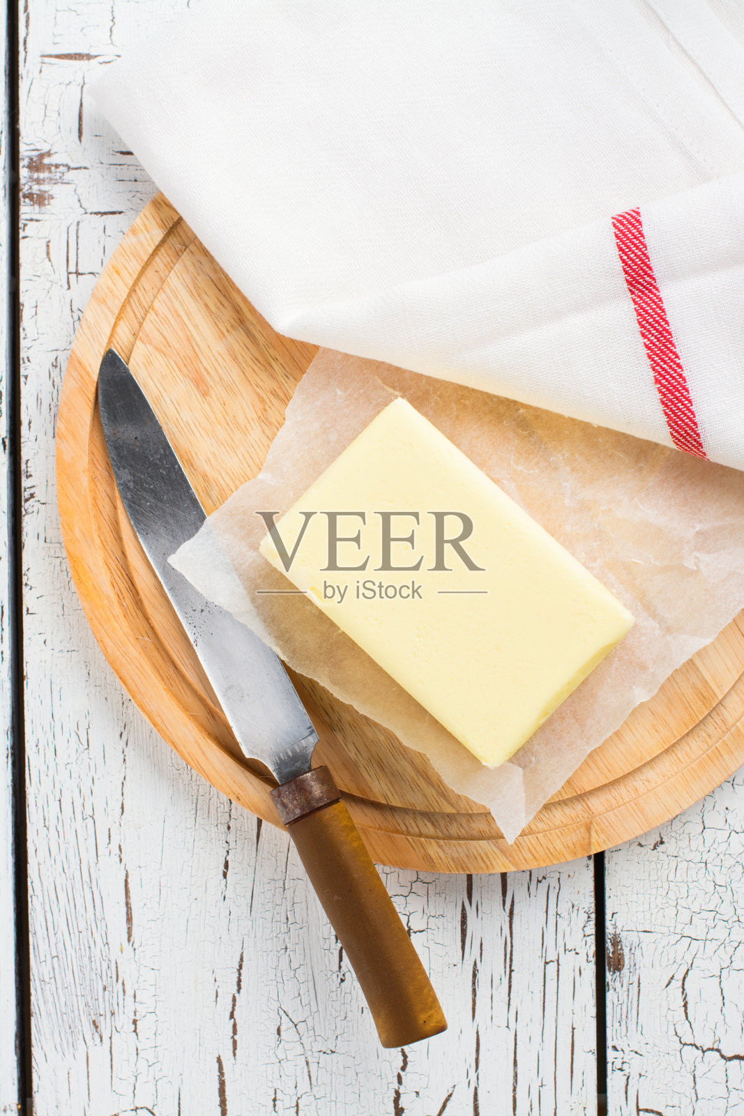 黄油粘在木板上照片摄影图片
