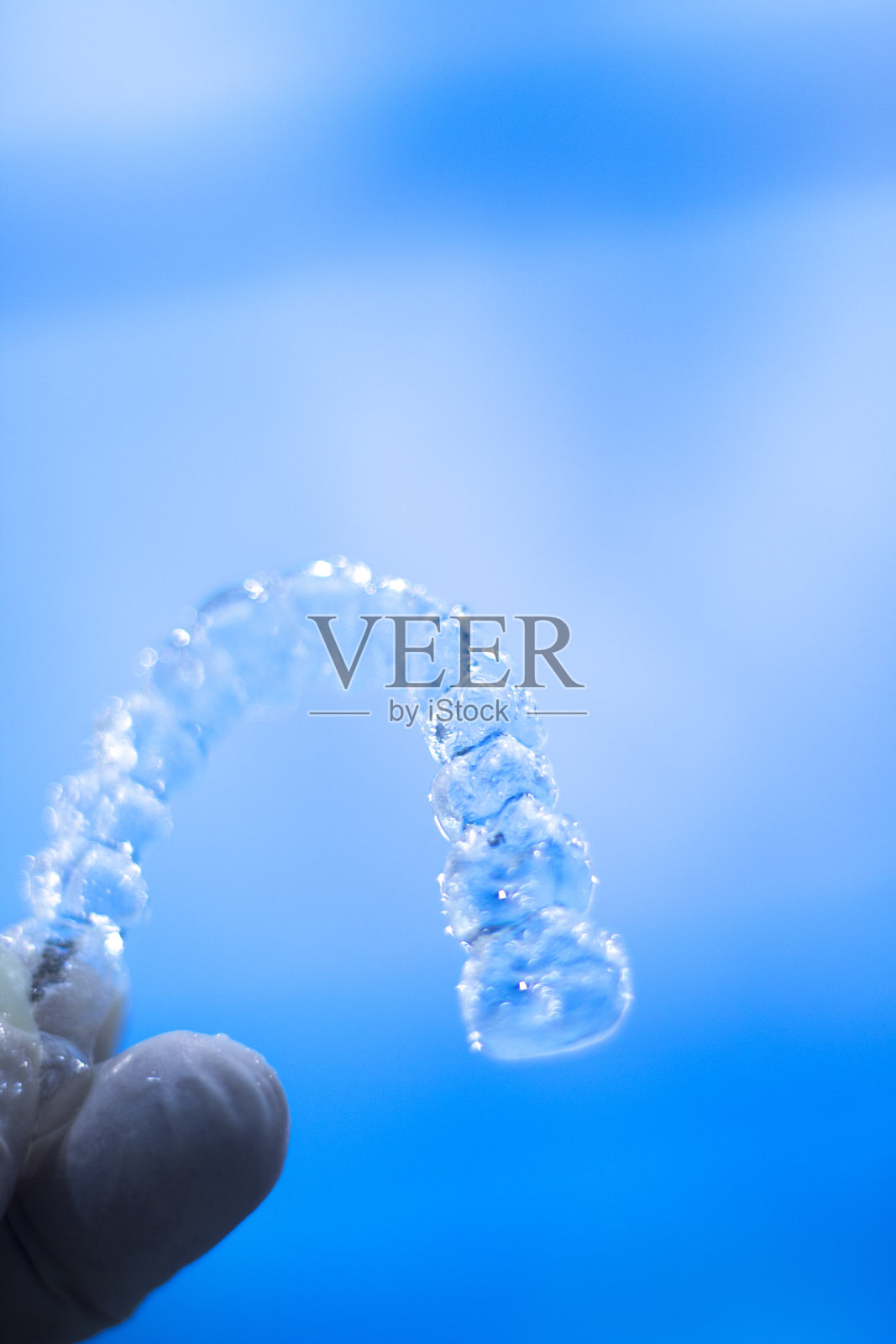 隐形固位体、牙科矫直器和矫直托架，用于在美容牙科矫直和调整牙齿。照片摄影图片