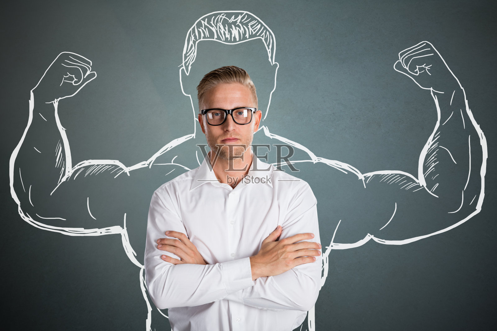 年轻自信的商人手臂上的肌肉照片摄影图片