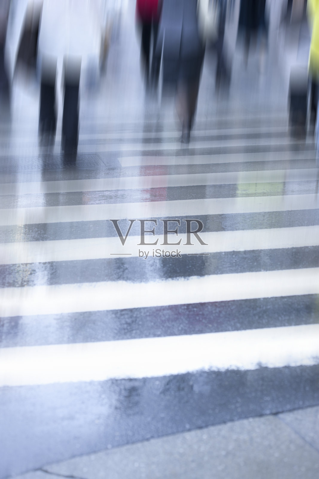 人们在雨中行走照片摄影图片