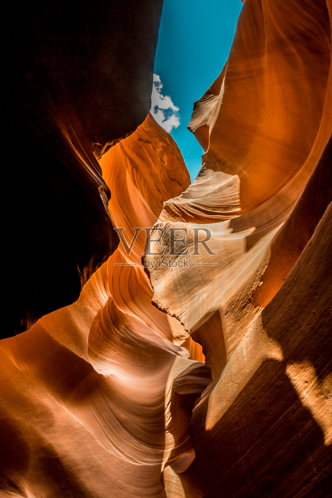 狭窄的地下峡谷较低的羚羊峡谷。石头墙照片摄影图片
