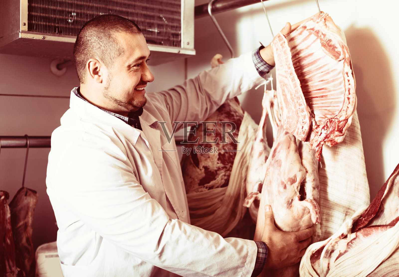 销售清真肉类的员工照片摄影图片