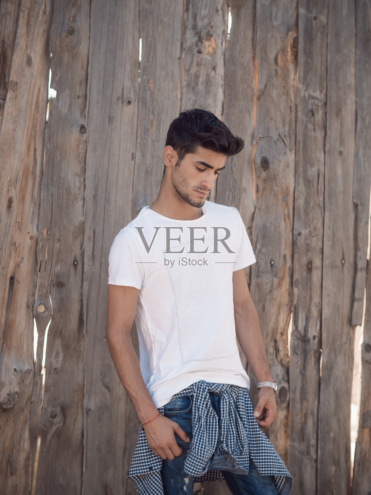 户外英俊的年轻人照片摄影图片