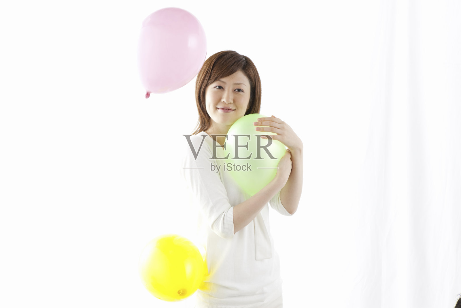 一个拿着气球的女人照片摄影图片