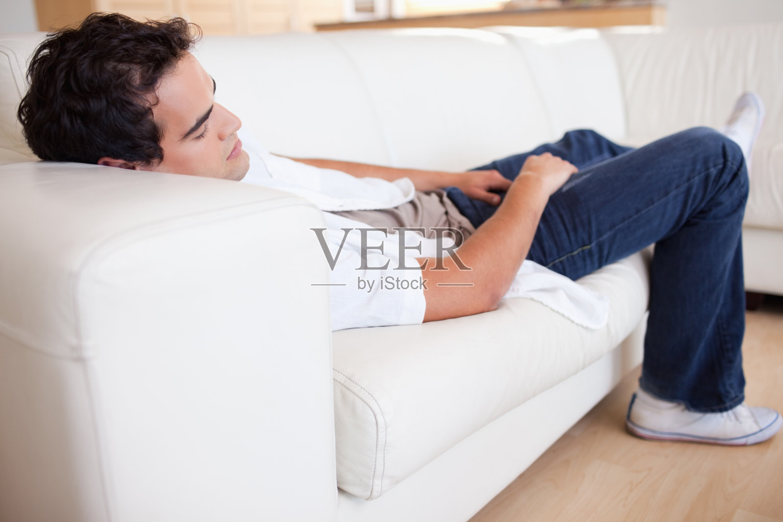 男人在沙发上打盹照片摄影图片