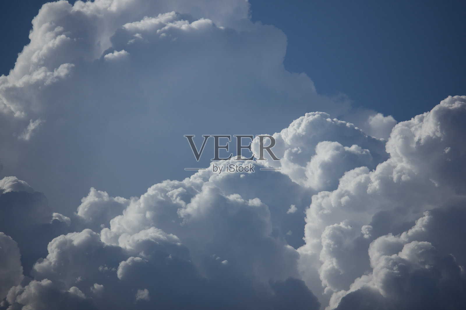 热带天空中的云。照片摄影图片