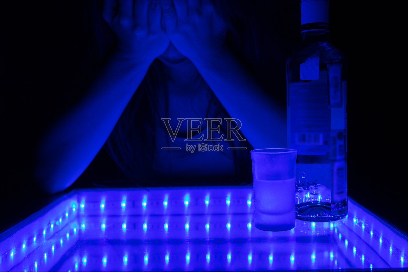 酒精成瘾者的诱惑照片摄影图片