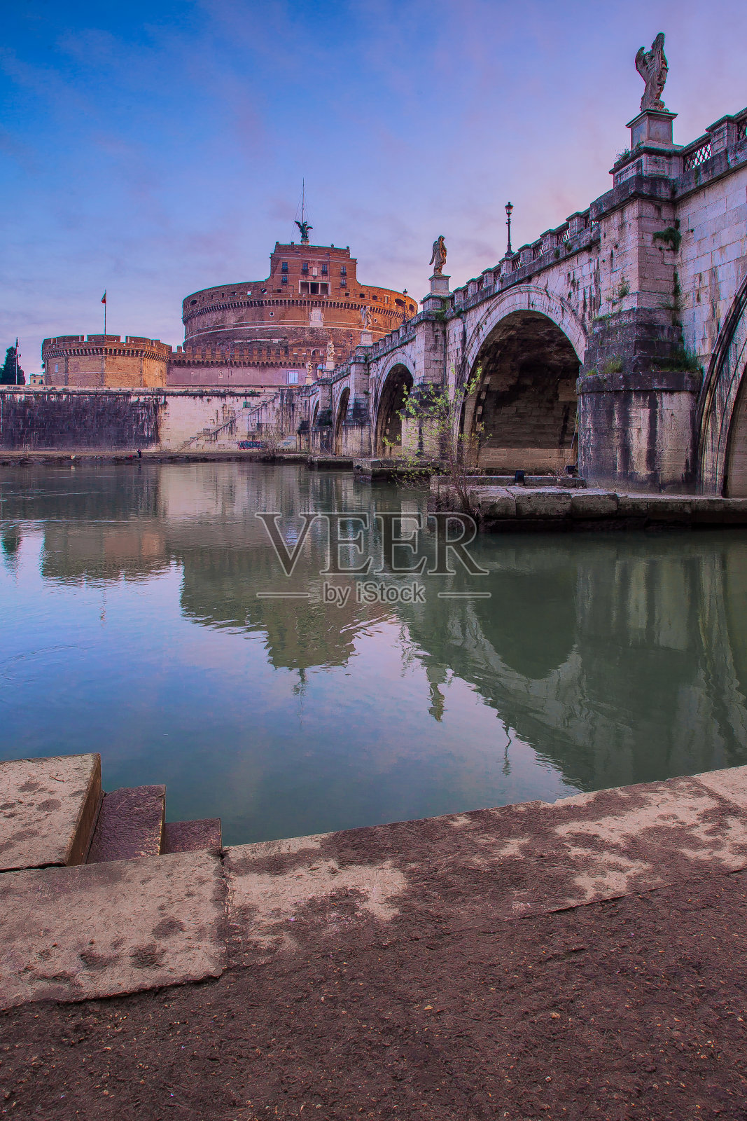 圣安杰洛城堡映照在特维里照片摄影图片
