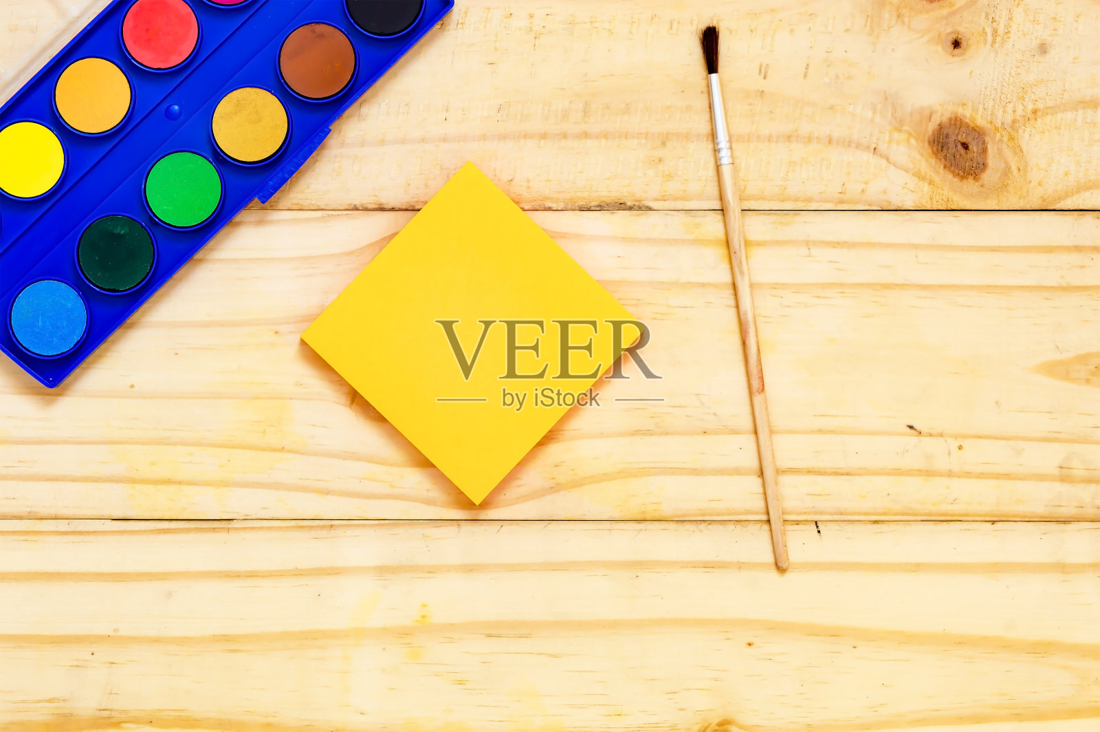 俯视图上的教育和商业用品木制桌子。照片摄影图片